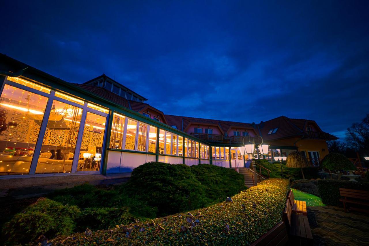 Martoni Resort & Restaurant Szigetszentmarton Bagian luar foto